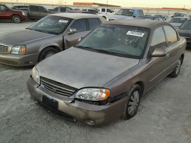 KNAFB121525150589 - 2002 KIA SPECTRA BA GOLD photo 2