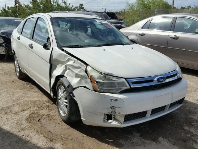 1FAHP35N59W144552 - 2009 FORD FOCUS SE WHITE photo 1