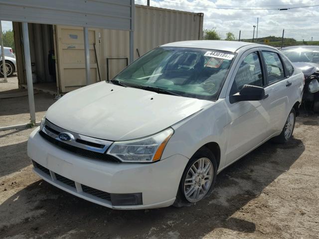 1FAHP35N59W144552 - 2009 FORD FOCUS SE WHITE photo 2