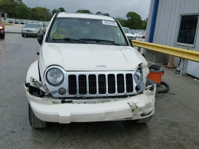 1J4GK58K15W600147 - 2005 JEEP LIBERTY LI WHITE photo 9