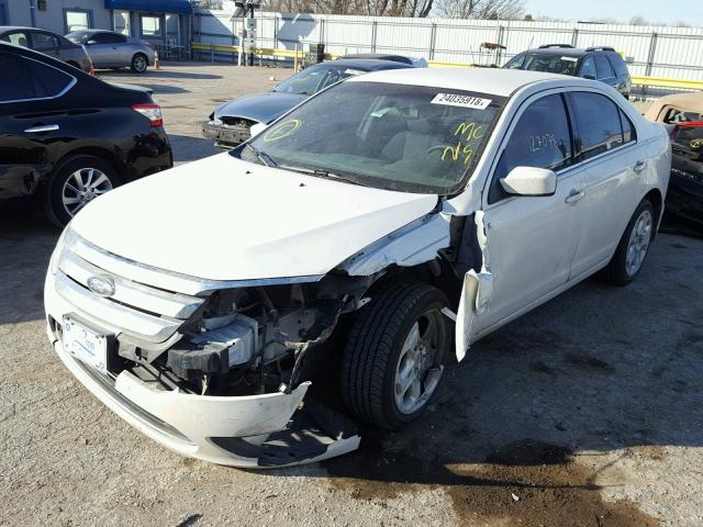 3FAHP0HA4AR114702 - 2010 FORD FUSION SE WHITE photo 2