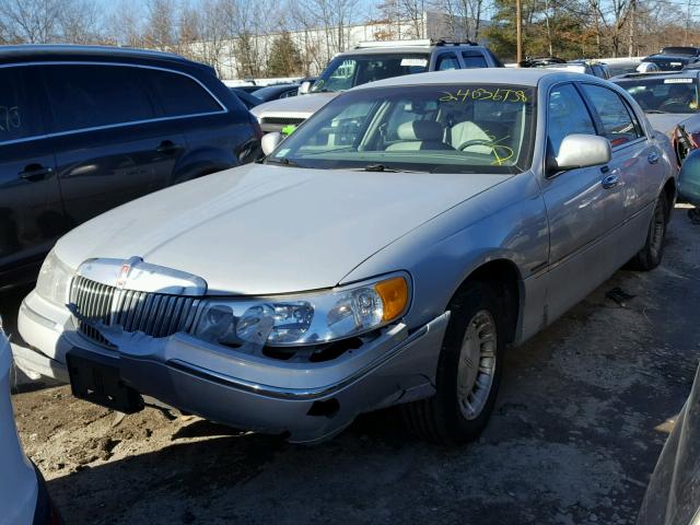 1LNHM81W31Y703115 - 2001 LINCOLN TOWN CAR E SILVER photo 2