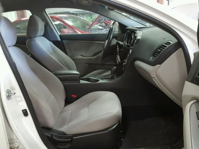 5XXGM4A70CG059820 - 2012 KIA OPTIMA LX WHITE photo 5