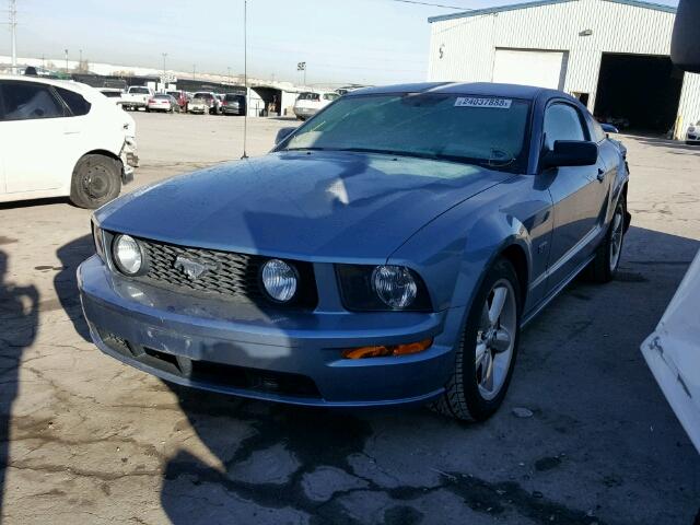 1ZVFT82H565220066 - 2006 FORD MUSTANG GT BLUE photo 2