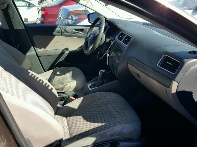 3VW2K7AJ5CM306970 - 2012 VOLKSWAGEN JETTA BASE 棕色 照片 5