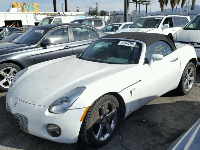 1G2MB35BX6Y119213 - 2006 PONTIAC SOLSTICE WHITE photo 2