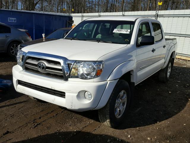 5TEJU4GN0AZ691579 - 2010 TOYOTA TACOMA DOU WHITE photo 2