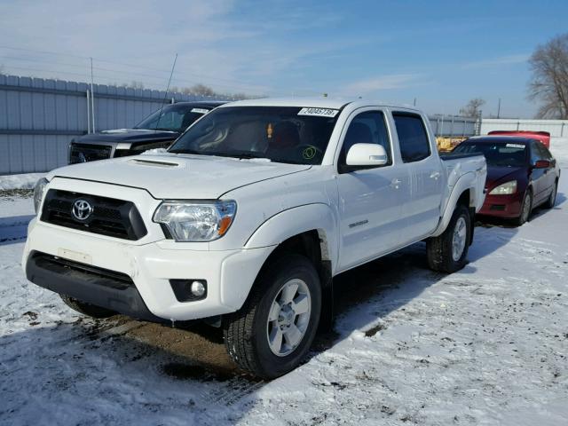 3TMLU4EN3FM197930 - 2015 TOYOTA TACOMA DOU WHITE photo 2