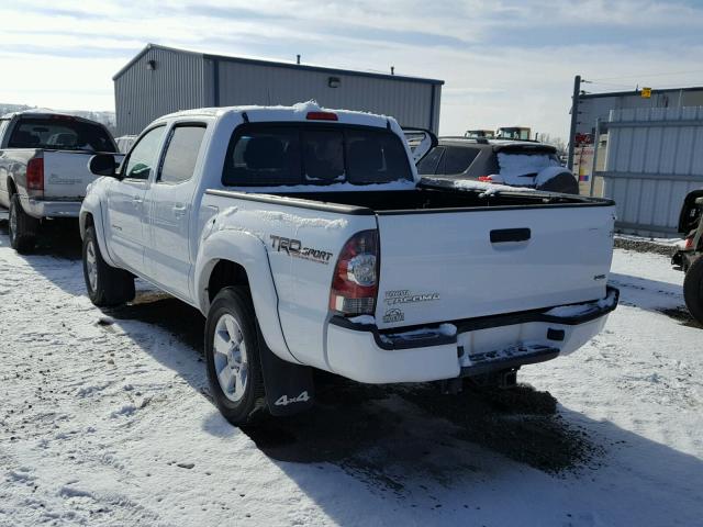 3TMLU4EN3FM197930 - 2015 TOYOTA TACOMA DOU WHITE photo 3