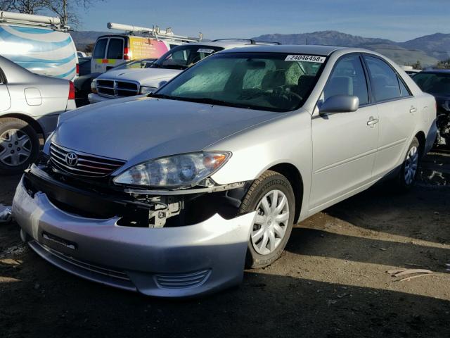 4T1BE32K25U059525 - 2005 TOYOTA CAMRY LE SILVER photo 2