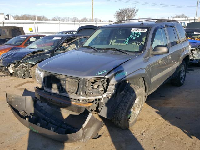 1GNDT13S952218758 - 2005 CHEVROLET TRAILBLAZE GRAY photo 2