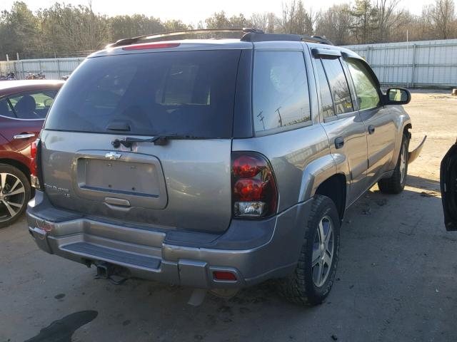 1GNDT13S952218758 - 2005 CHEVROLET TRAILBLAZE GRAY photo 4