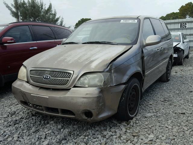 KNDUP131246543893 - 2004 KIA SEDONA EX GOLD photo 2