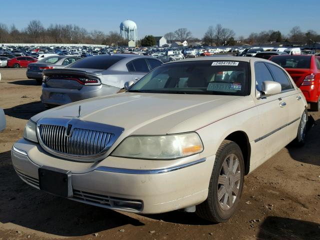 1LNHM83W63Y610346 - 2003 LINCOLN TOWN CAR C CREAM photo 2