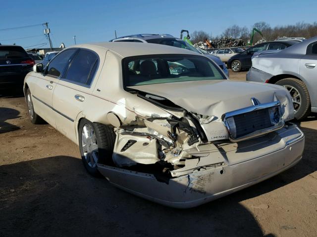 1LNHM83W63Y610346 - 2003 LINCOLN TOWN CAR C CREAM photo 3