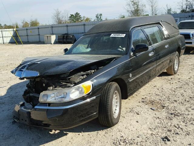 1L1FM81W7WY674816 - 1998 LINCOLN TOWN CAR BLACK photo 2