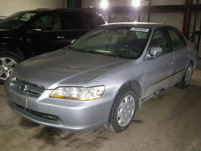 1HGCG5643YA106238 - 2000 HONDA ACCORD LX SILVER photo 2