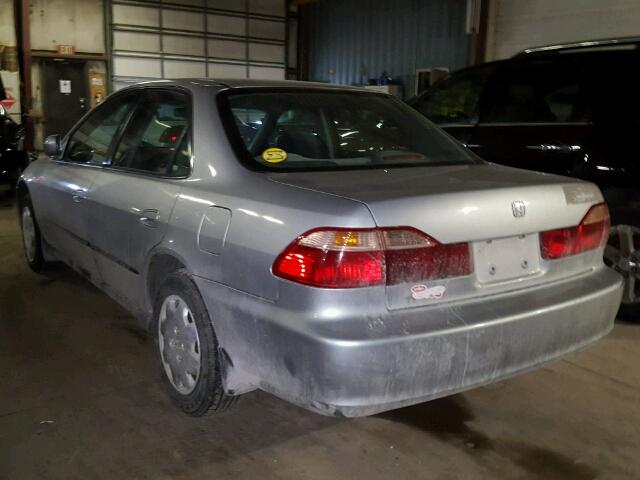 1HGCG5643YA106238 - 2000 HONDA ACCORD LX SILVER photo 3