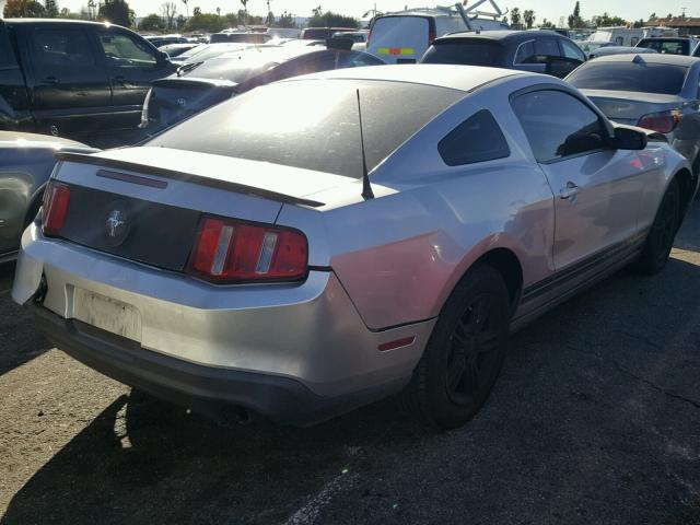 1ZVBP8AM8B5159016 - 2011 FORD MUSTANG SILVER photo 4