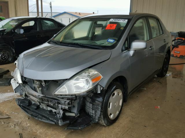 3N1BC11E59L381508 - 2009 NISSAN VERSA S GRAY photo 2