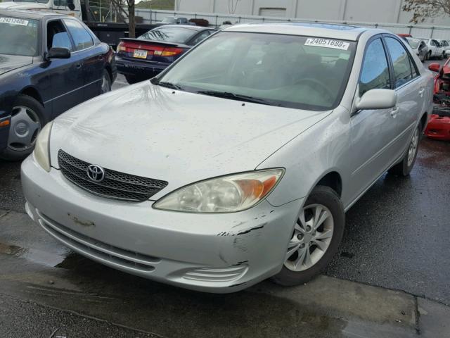 4T1BF32K64U581148 - 2004 TOYOTA CAMRY LE SILVER photo 2