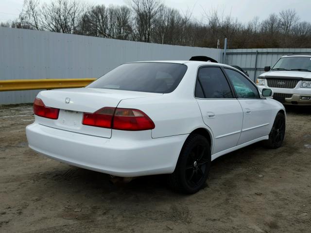 1HGCG6658XA111612 - 1999 HONDA ACCORD LX WHITE photo 4