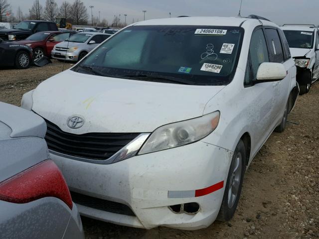 5TDKK3DC8ES515616 - 2014 TOYOTA SIENNA LE WHITE photo 2