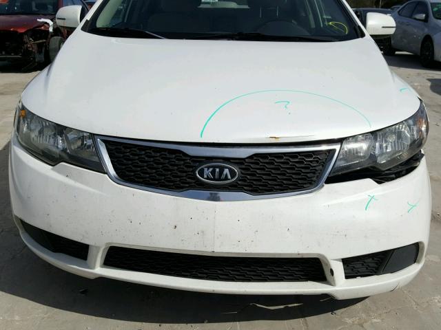 KNAFU4A27D5710685 - 2013 KIA FORTE EX WHITE photo 9