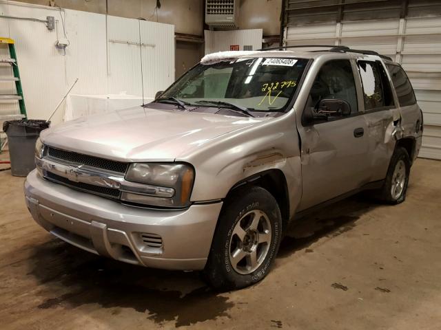 1GNDT13S442222795 - 2004 CHEVROLET TRAILBLAZE SILVER photo 2