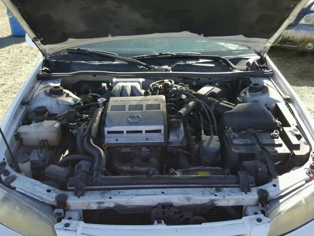 JT2BF22K3W0121947 - 1998 TOYOTA CAMRY CE WHITE photo 7