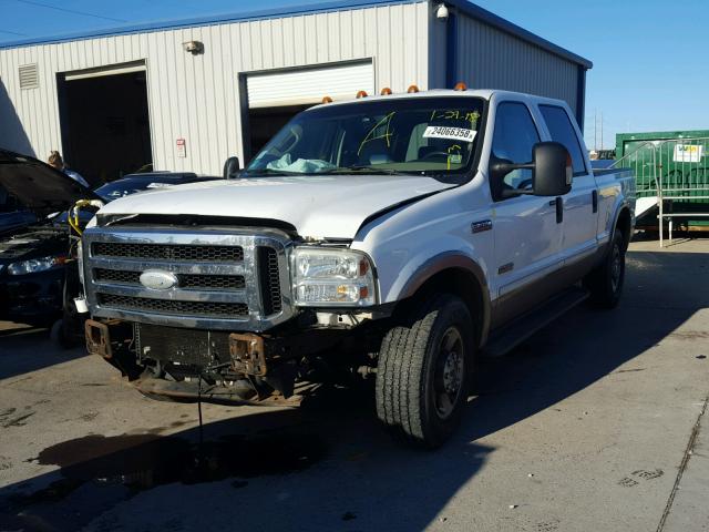 1FTSW20P05EB08483 - 2005 FORD F250 SUPER WHITE photo 2