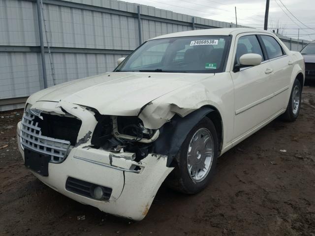 2C3AA53G75H624098 - 2005 CHRYSLER 300 TOURIN CREAM photo 2