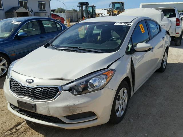 KNAFK4A63F5285476 - 2015 KIA FORTE LX WHITE photo 2