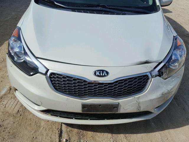 KNAFK4A63F5285476 - 2015 KIA FORTE LX WHITE photo 7