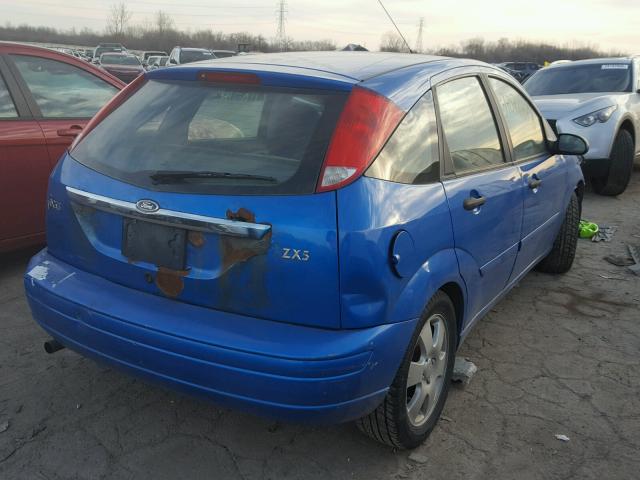 3FAFP37322R180906 - 2002 FORD FOCUS ZX5 BLUE photo 4