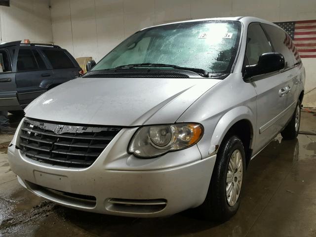 2A4GP44R57R330723 - 2007 CHRYSLER TOWN & COU SILVER photo 2