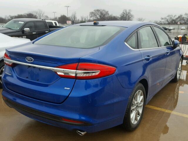 3FA6P0H71HR417250 - 2017 FORD FUSION SE BLUE photo 4