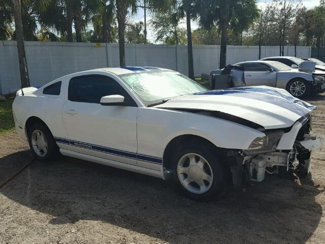 1ZVBP8AM6D5207437 - 2013 FORD MUSTANG WHITE photo 1