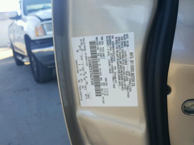 2LNHM82VX9X629340 - 2009 LINCOLN TOWN CAR S GOLD photo 10