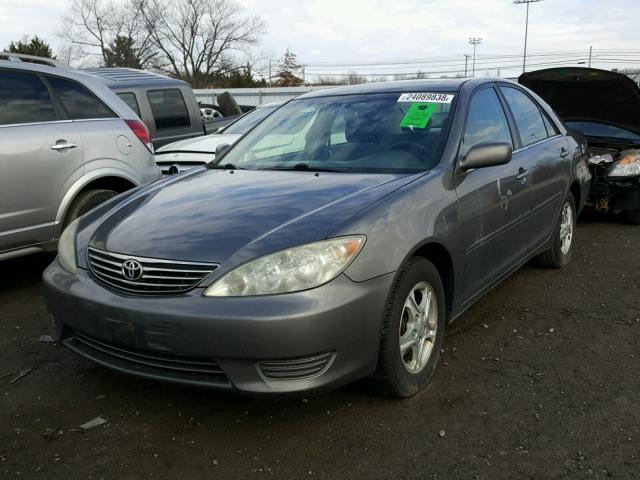 4T1BE32K65U504820 - 2005 TOYOTA CAMRY LE GRAY photo 2