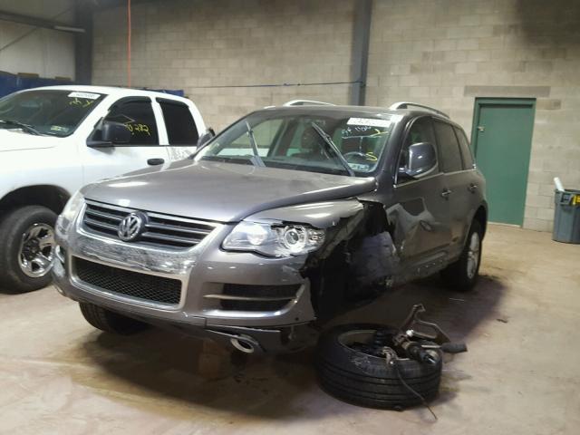 WVGBE77L49D017968 - 2009 VOLKSWAGEN TOUAREG 2 GRAY photo 2