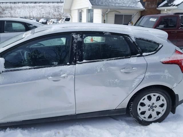 1FAHP3K25CL233573 - 2012 FORD FOCUS SE SILVER photo 10