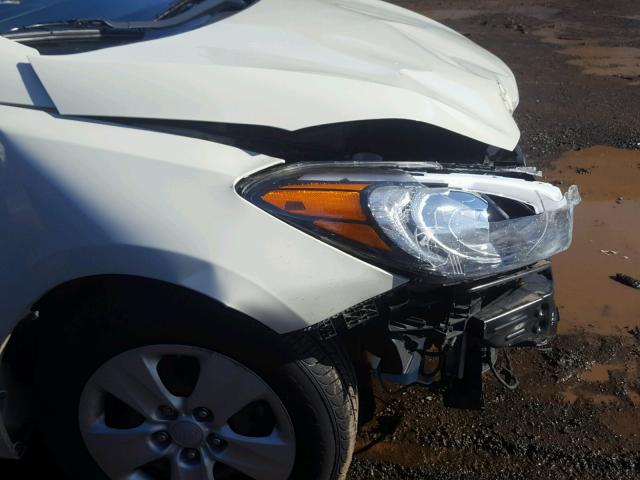 KNAFK4A67F5286341 - 2015 KIA FORTE LX WHITE photo 9