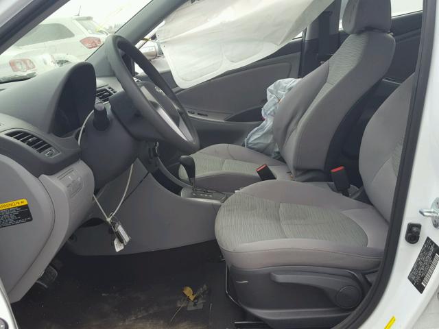 KMHCT4AE4HU236642 - 2017 HYUNDAI ACCENT SE WHITE photo 5