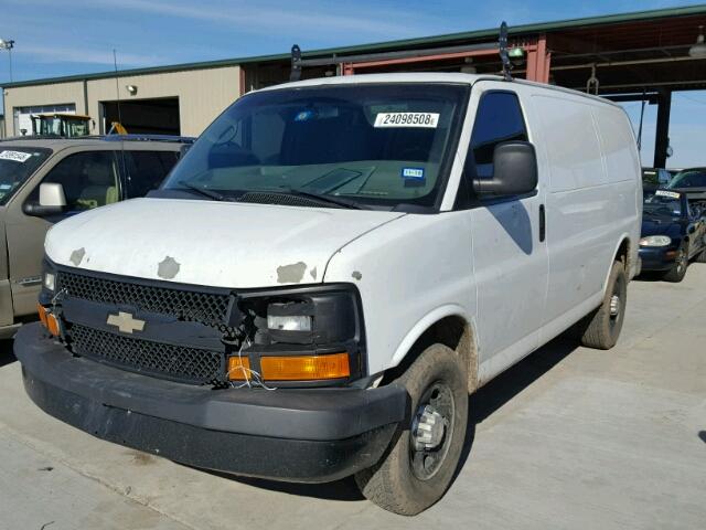 1GCWGFCA3B1182982 - 2011 CHEVROLET EXPRESS G2 WHITE photo 2