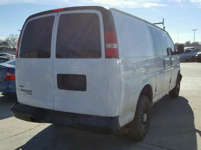 1GCWGFCA3B1182982 - 2011 CHEVROLET EXPRESS G2 WHITE photo 4