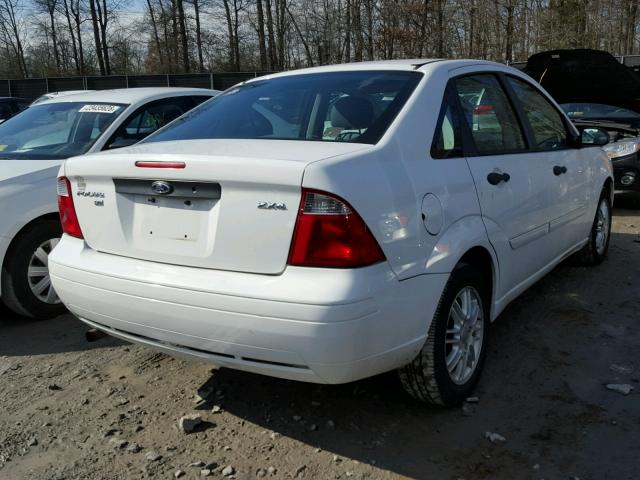 1FAFP34N06W194098 - 2006 FORD FOCUS ZX4 WHITE photo 4