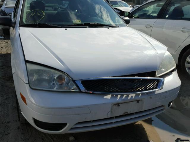 1FAFP34N06W194098 - 2006 FORD FOCUS ZX4 WHITE photo 9