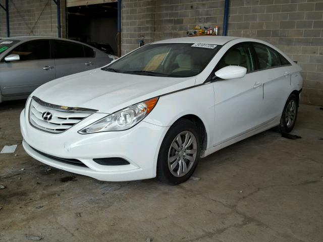 5NPEB4AC5BH227240 - 2011 HYUNDAI SONATA GLS WHITE photo 2