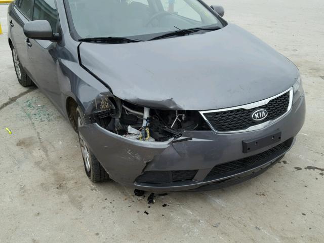 KNAFU4A25D5733057 - 2013 KIA FORTE EX GRAY photo 9